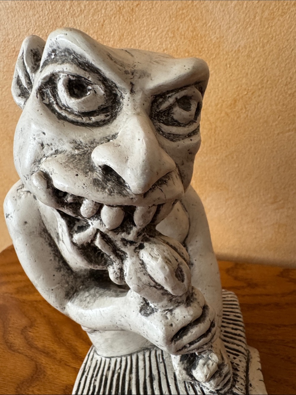 “Bone Gnawing" resin gargoyle statue. Decorative Wall art. - Picture 7 of 12
